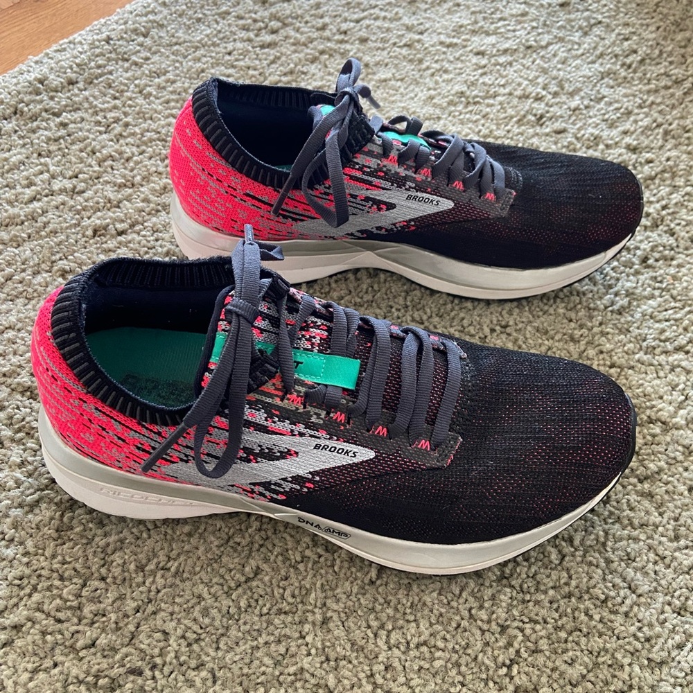 Brooks size 8 women’s running/training shoes. Great condition like new!